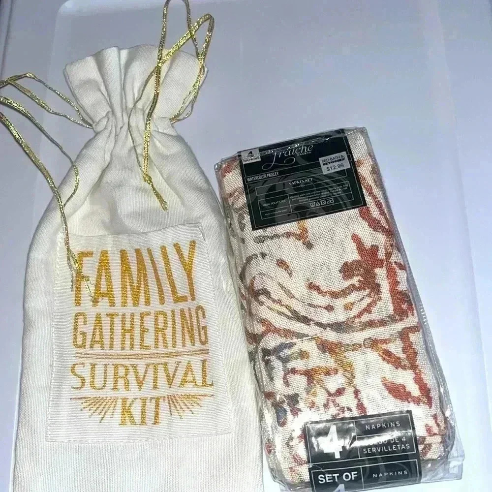 🆕 A Set of Four Cloth Napkins and A Cloth Wine Bottle Covering